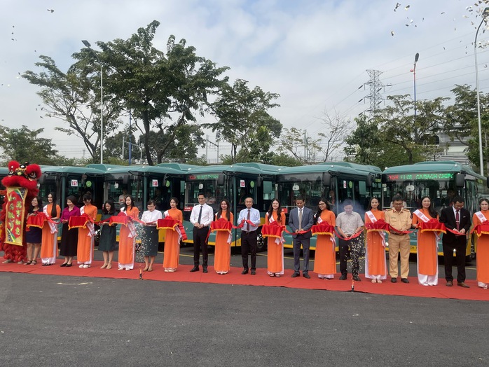 Khai trương 17 tuyến xe buýt kết nối metro số 1- Ảnh 2. Khai trương 17 tuyến xe buýt kết nối metro số 1- Ảnh 2.