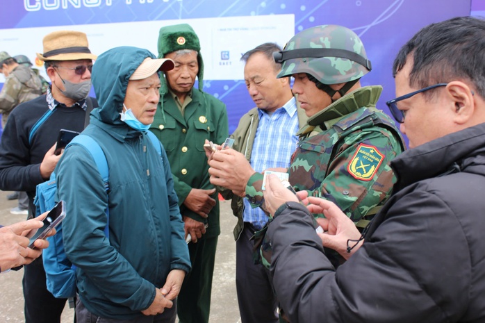Hàng chục ngàn người từ sáng sớm xếp hàng xem triển lãm quốc phòng- Ảnh 2. Hàng chục ngàn người từ sáng sớm xếp hàng xem triển lãm quốc phòng- Ảnh 2.