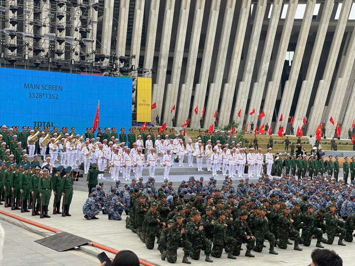 3.000 nghệ sĩ, cán bộ chiến sĩ cùng 40 quân khuyển tham gia "Con đường lịch sử"- Ảnh 2.
