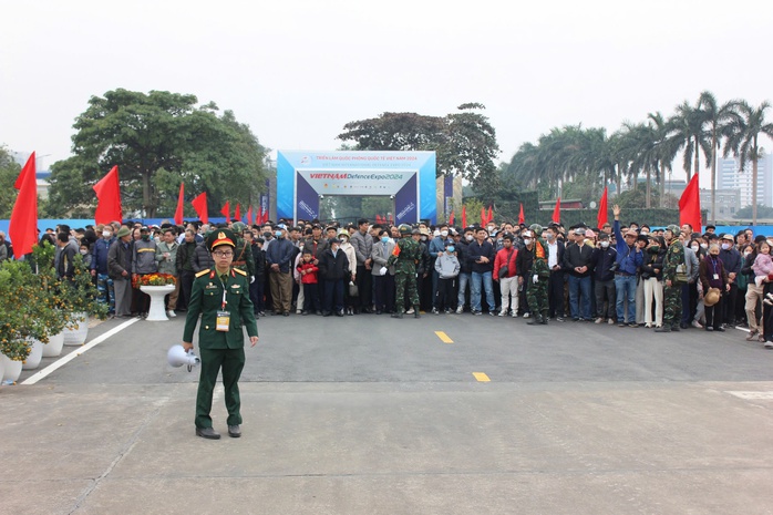 Hàng chục ngàn người từ sáng sớm xếp hàng xem triển lãm quốc phòng- Ảnh 1. Hàng chục ngàn người từ sáng sớm xếp hàng xem triển lãm quốc phòng- Ảnh 1.