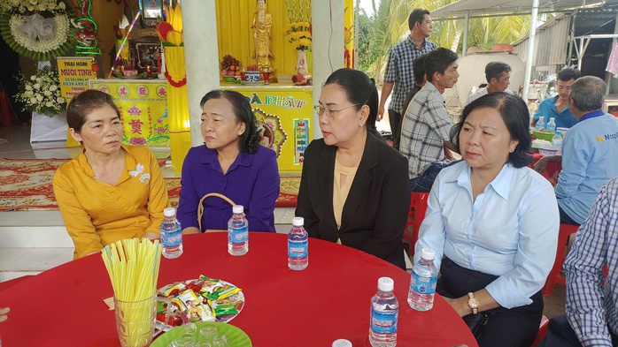 Ủy ban MTTQ TP HCM thăm hỏi, động viên các nạn nhân trong vụ cháy tại Tân Bình- Ảnh 3. Ủy ban MTTQ TP HCM thăm hỏi, động viên các nạn nhân trong vụ cháy tại Tân Bình- Ảnh 3.