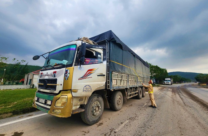 Kiểm soát chặt xe tải chở gỗ dăm trên tuyến Hòn La - Vũng Áng- Ảnh 3. Kiểm soát chặt xe tải chở gỗ dăm trên tuyến Hòn La - Vũng Áng- Ảnh 3.