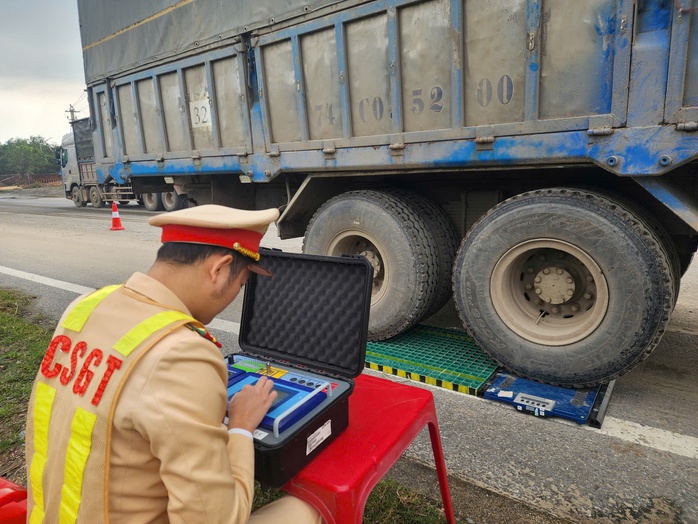 Kiểm soát chặt xe tải chở gỗ dăm trên tuyến Hòn La - Vũng Áng- Ảnh 2. Kiểm soát chặt xe tải chở gỗ dăm trên tuyến Hòn La - Vũng Áng- Ảnh 2.
