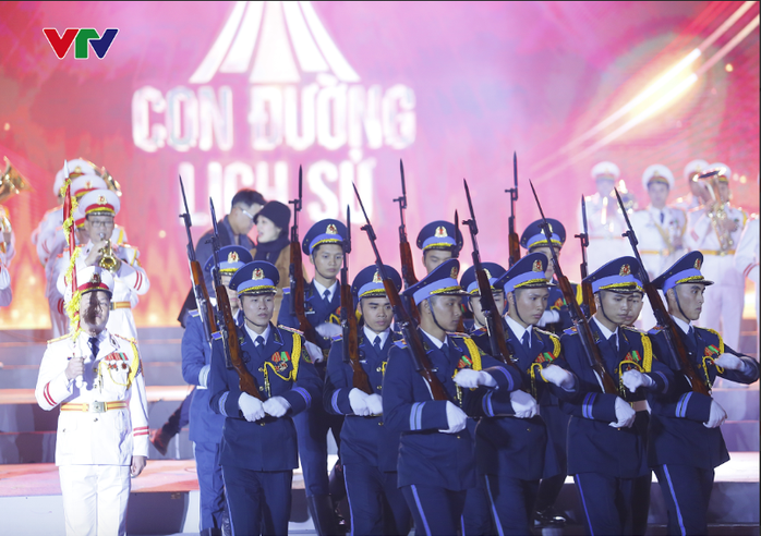 3.000 nghệ sĩ, cán bộ chiến sĩ cùng 40 quân khuyển tham gia "Con đường lịch sử"- Ảnh 1.