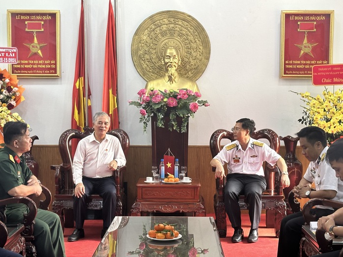 Lãnh đạo TP HCM thăm, chúc mừng các đơn vị quân đội- Ảnh 3. Lãnh đạo TP HCM thăm, chúc mừng các đơn vị quân đội- Ảnh 3.