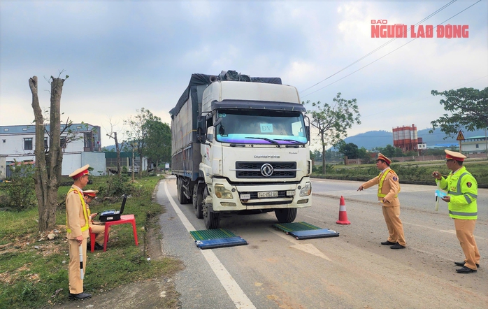 Kiểm soát chặt xe tải chở gỗ dăm trên tuyến Hòn La - Vũng Áng- Ảnh 1. Kiểm soát chặt xe tải chở gỗ dăm trên tuyến Hòn La - Vũng Áng- Ảnh 1.
