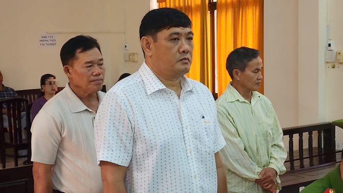 Giám đốc đăng kiểm cùng 3 người “phù phép” để nhận hối lộ- Ảnh 2. Giám đốc đăng kiểm cùng 3 người “phù phép” để nhận hối lộ- Ảnh 2.