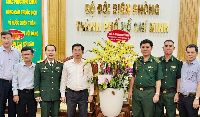 Lãnh đạo TP HCM thăm, chúc mừng các đơn vị quân đội- Ảnh 1. Lãnh đạo TP HCM thăm, chúc mừng các đơn vị quân đội- Ảnh 1.