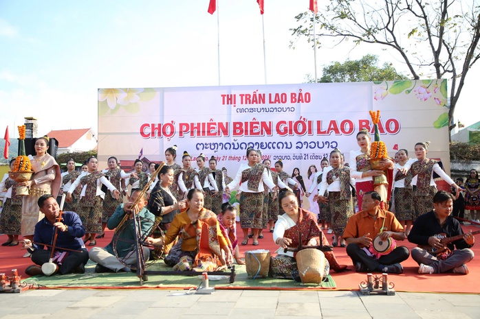 Lần đầu tổ chức chợ phiên biên giới ở Quảng Trị, khách đến nườm nượp- Ảnh 1. Lần đầu tổ chức chợ phiên biên giới ở Quảng Trị, khách đến nườm nượp- Ảnh 1.