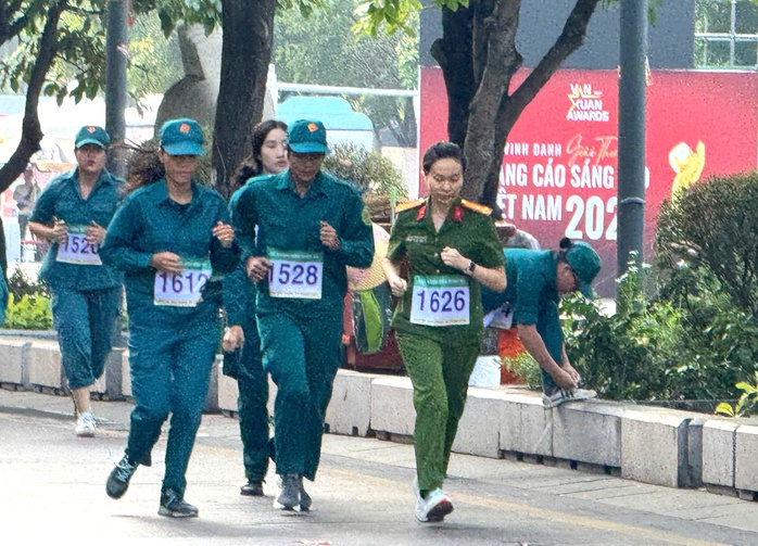 Chiến sĩ, dân quân chạy việt dã chào mừng Ngày thành lập QĐND Việt Nam- Ảnh 6. Chiến sĩ, dân quân chạy việt dã chào mừng Ngày thành lập QĐND Việt Nam- Ảnh 6.