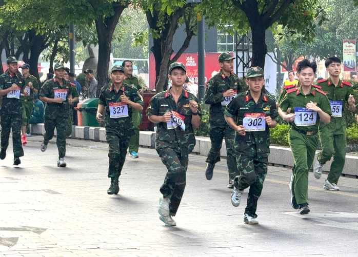 Chiến sĩ, dân quân chạy việt dã chào mừng Ngày thành lập QĐND Việt Nam- Ảnh 7. Chiến sĩ, dân quân chạy việt dã chào mừng Ngày thành lập QĐND Việt Nam- Ảnh 7.