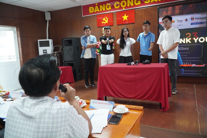 Sinh viên nghiên cứu bộ khớp đa năng cho người "cánh cụt" - Ảnh 2. Sinh viên nghiên cứu bộ khớp đa năng cho người "cánh cụt" - Ảnh 2.