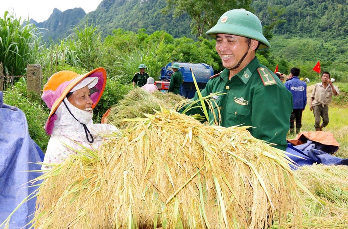 THẮM TÌNH ĐOÀN KẾT QUÂN - DÂN (*): Giữ vững "thế trận lòng dân"- Ảnh 2. THẮM TÌNH ĐOÀN KẾT QUÂN - DÂN (*): Giữ vững "thế trận lòng dân"- Ảnh 2.
