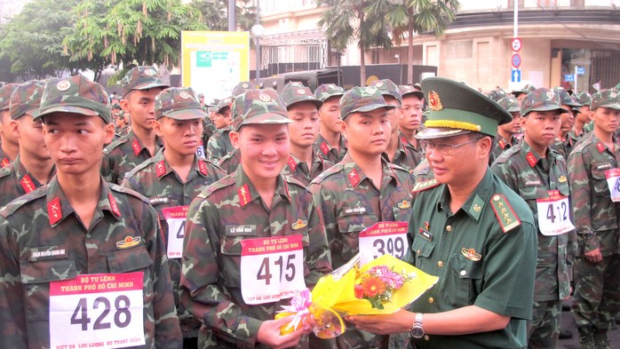 Chiến sĩ, dân quân chạy việt dã chào mừng Ngày thành lập QĐND Việt Nam- Ảnh 1. Chiến sĩ, dân quân chạy việt dã chào mừng Ngày thành lập QĐND Việt Nam- Ảnh 1.