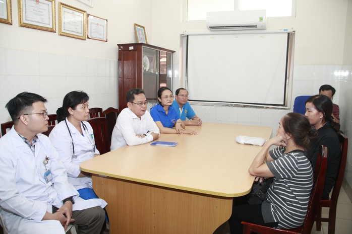 Ủy ban MTTQ TP HCM thăm hỏi, động viên các nạn nhân trong vụ cháy tại Tân Bình- Ảnh 1. Ủy ban MTTQ TP HCM thăm hỏi, động viên các nạn nhân trong vụ cháy tại Tân Bình- Ảnh 1.