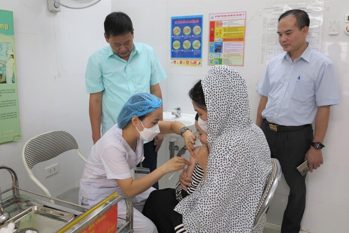 Trẻ mắc sởi khi chưa đủ tuổi tiêm chủng, Bộ Y tế nói gì?- Ảnh 2. Trẻ mắc sởi khi chưa đủ tuổi tiêm chủng, Bộ Y tế nói gì?- Ảnh 2.