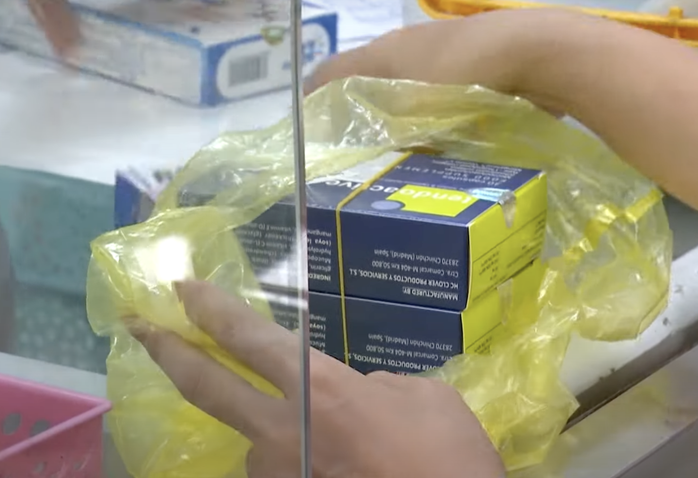 Yêu cầu giám đốc 2 bệnh viện báo cáo thiếu thuốc, thiếu vật tư - Ảnh 3. Yêu cầu giám đốc 2 bệnh viện báo cáo thiếu thuốc, thiếu vật tư - Ảnh 3.