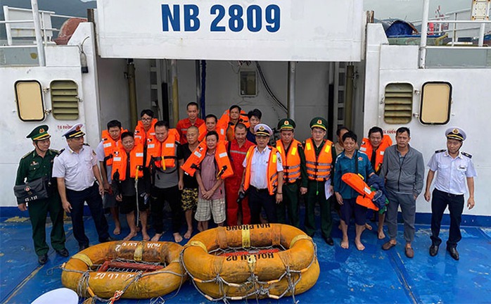 Cứu 14 thuyền viên tàu hàng gặp nạn trên biển- Ảnh 1. Cứu 14 thuyền viên tàu hàng gặp nạn trên biển- Ảnh 1.