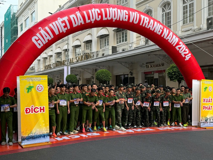 Chiến sĩ, dân quân chạy việt dã chào mừng Ngày thành lập QĐND Việt Nam- Ảnh 4. Chiến sĩ, dân quân chạy việt dã chào mừng Ngày thành lập QĐND Việt Nam- Ảnh 4.