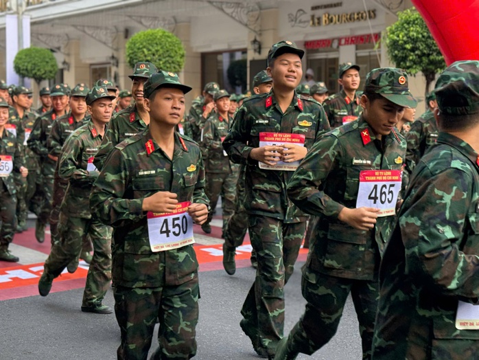 Chiến sĩ, dân quân chạy việt dã chào mừng Ngày thành lập QĐND Việt Nam- Ảnh 5. Chiến sĩ, dân quân chạy việt dã chào mừng Ngày thành lập QĐND Việt Nam- Ảnh 5.