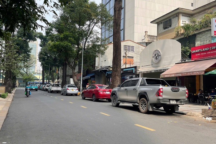 TP HCM: Ô tô dừng, đậu tràn lan, gây ùn ứ- Ảnh 4. TP HCM: Ô tô dừng, đậu tràn lan, gây ùn ứ- Ảnh 4.