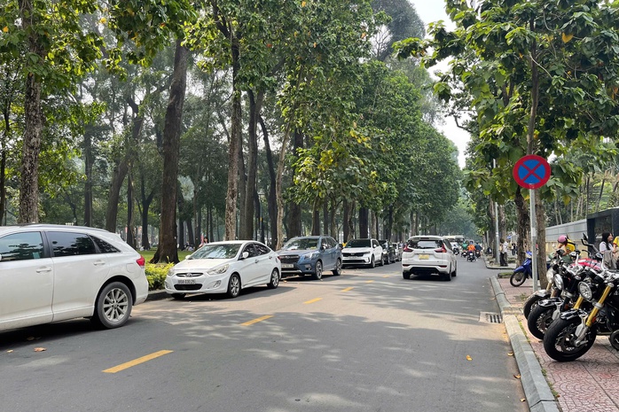 TP HCM: Ô tô dừng, đậu tràn lan, gây ùn ứ- Ảnh 5. TP HCM: Ô tô dừng, đậu tràn lan, gây ùn ứ- Ảnh 5.