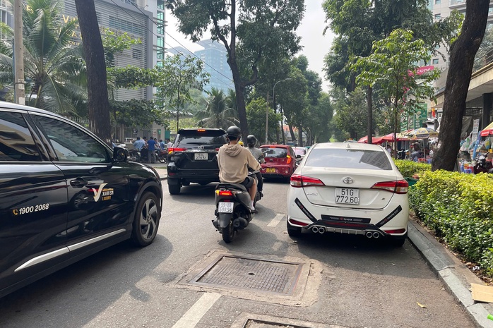 TP HCM: Ô tô dừng, đậu tràn lan, gây ùn ứ- Ảnh 1. TP HCM: Ô tô dừng, đậu tràn lan, gây ùn ứ- Ảnh 1.