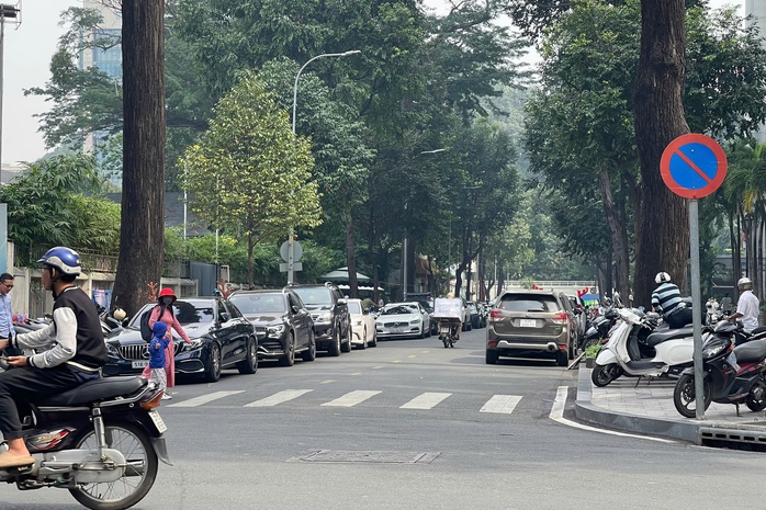 TP HCM: Ô tô dừng, đậu tràn lan, gây ùn ứ- Ảnh 3. TP HCM: Ô tô dừng, đậu tràn lan, gây ùn ứ- Ảnh 3.