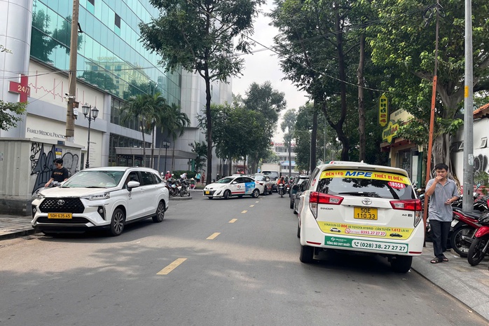 TP HCM: Ô tô dừng, đậu tràn lan, gây ùn ứ- Ảnh 6. TP HCM: Ô tô dừng, đậu tràn lan, gây ùn ứ- Ảnh 6.