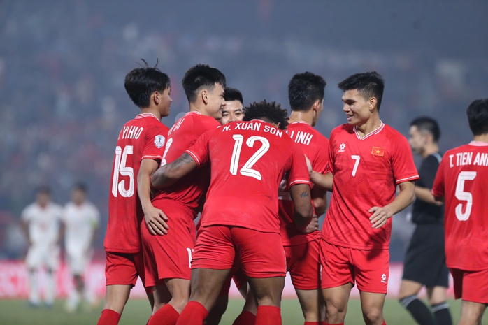 HLV Kim Sang-sik ngợi khen Nguyễn Xuân Son- Ảnh 1. HLV Kim Sang-sik ngợi khen Nguyễn Xuân Son- Ảnh 1.