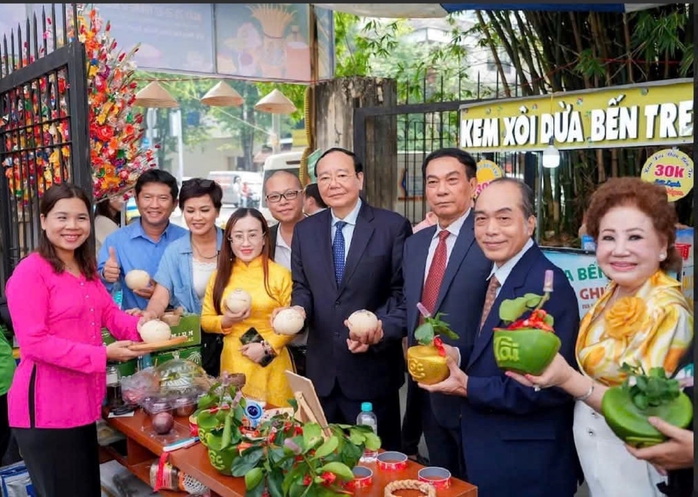 Bà Ngọc Châu (bìa trái) giới thiệu trái cây tạo hình chưng Tết tại một sự kiện ở TP HCM cuối tuần qua Bà Ngọc Châu (bìa trái) giới thiệu trái cây tạo hình chưng Tết tại một sự kiện ở TP HCM cuối tuần qua