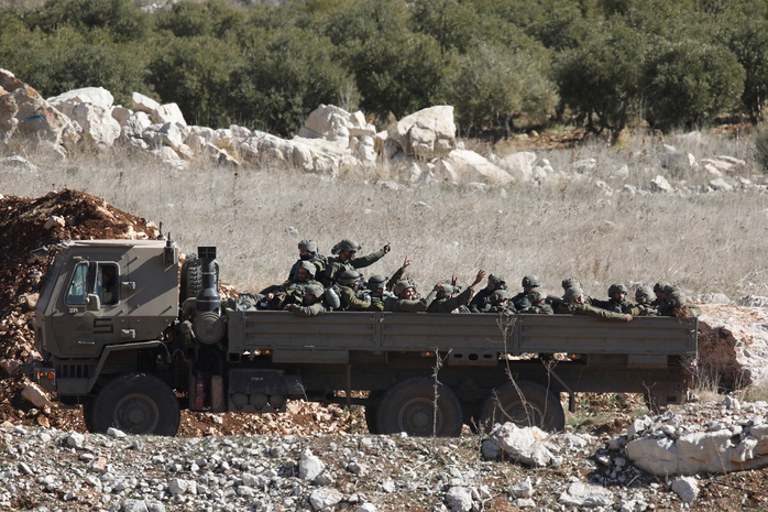 Xe quân sự Israel hoạt động bên trong lãnh thổ Syria hôm 18-12Ảnh: Reuters Xe quân sự Israel hoạt động bên trong lãnh thổ Syria hôm 18-12Ảnh: Reuters