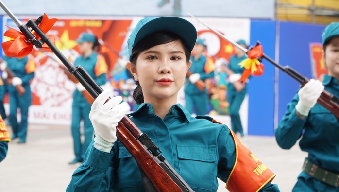 Ấn tượng những màn biểu diễn đặc sắc của hàng ngàn quân dân trên Phố đi bộ Nguyễn Huệ- Ảnh 23. Ấn tượng những màn biểu diễn đặc sắc của hàng ngàn quân dân trên Phố đi bộ Nguyễn Huệ- Ảnh 23.