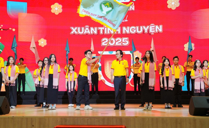 Chiến sĩ "áo vàng" nhuộm xanh mùa Xuân tình nguyện 2025- Ảnh 1. Chiến sĩ "áo vàng" nhuộm xanh mùa Xuân tình nguyện 2025- Ảnh 1.
