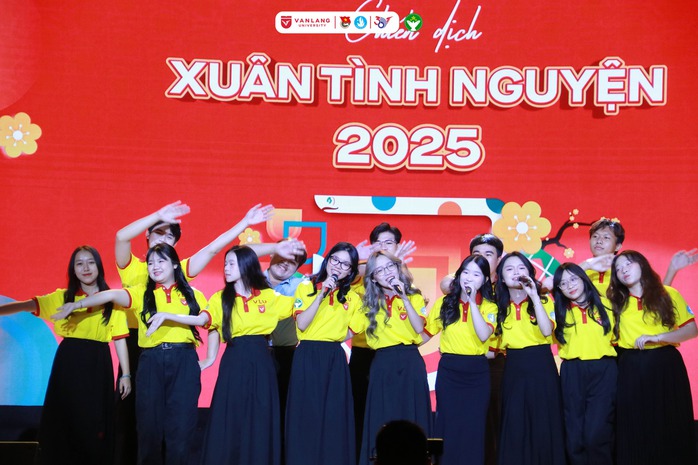 Chiến sĩ "áo vàng" nhuộm xanh mùa Xuân tình nguyện 2025- Ảnh 2. Chiến sĩ "áo vàng" nhuộm xanh mùa Xuân tình nguyện 2025- Ảnh 2.