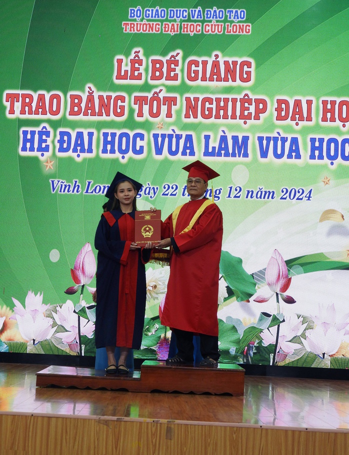 481 sinh viên hệ vừa làm vừa học nhận bằng tốt nghiệp- Ảnh 5. 481 sinh viên hệ vừa làm vừa học nhận bằng tốt nghiệp- Ảnh 5.