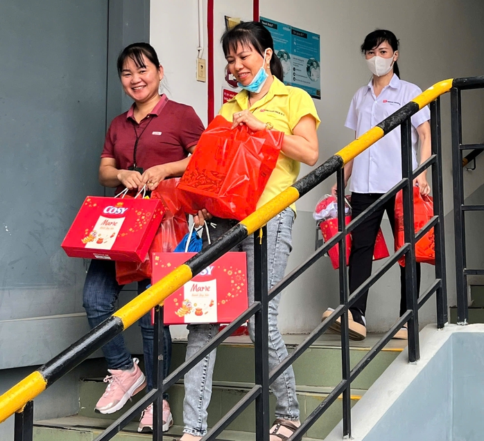 Hàng ngàn công nhân ở Bình Dương phấn khởi nhận quà Tết sớm- Ảnh 2. Hàng ngàn công nhân ở Bình Dương phấn khởi nhận quà Tết sớm- Ảnh 2.