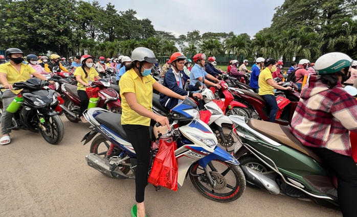 Hàng ngàn công nhân ở Bình Dương phấn khởi nhận quà Tết sớm- Ảnh 3. Hàng ngàn công nhân ở Bình Dương phấn khởi nhận quà Tết sớm- Ảnh 3.
