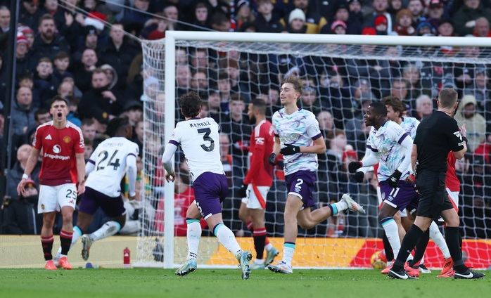 Man United thua thảm sân nhà, Bournemouth lên Top 5 Ngoại hạng- Ảnh 3. Man United thua thảm sân nhà, Bournemouth lên Top 5 Ngoại hạng- Ảnh 3.