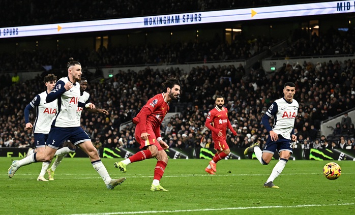 Mãn nhãn trận cầu 9 bàn, Liverpool "vùi dập" Tottenham vững ngôi đầu- Ảnh 5. Mãn nhãn trận cầu 9 bàn, Liverpool "vùi dập" Tottenham vững ngôi đầu- Ảnh 5.