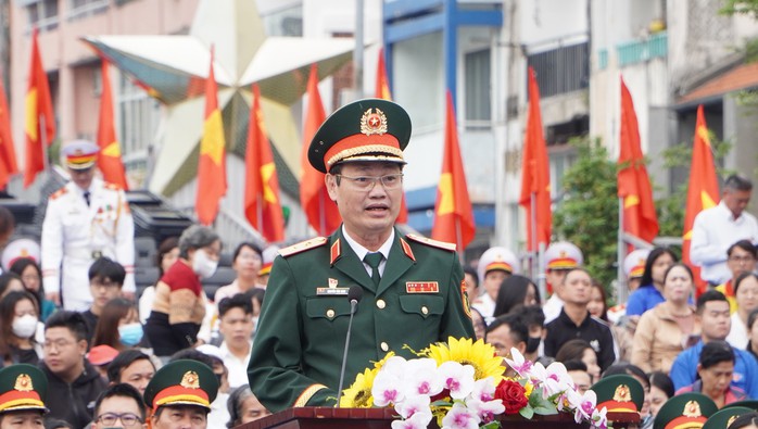 Ấn tượng những màn biểu diễn đặc sắc của hàng ngàn quân dân trên Phố đi bộ Nguyễn Huệ- Ảnh 4. Ấn tượng những màn biểu diễn đặc sắc của hàng ngàn quân dân trên Phố đi bộ Nguyễn Huệ- Ảnh 4.