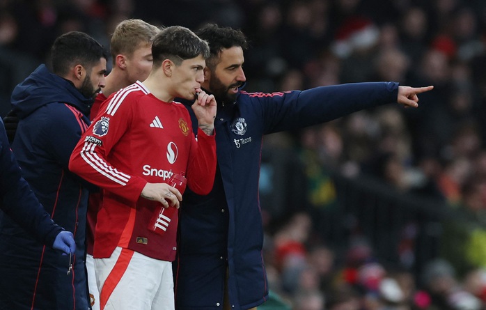 Man United thua thảm sân nhà, Bournemouth lên Top 5 Ngoại hạng- Ảnh 4. Man United thua thảm sân nhà, Bournemouth lên Top 5 Ngoại hạng- Ảnh 4.