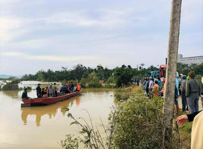 Nghi vấn người mẹ ôm con 4 tuổi nhảy cầu tự tử- Ảnh 1. Nghi vấn người mẹ ôm con 4 tuổi nhảy cầu tự tử- Ảnh 1.