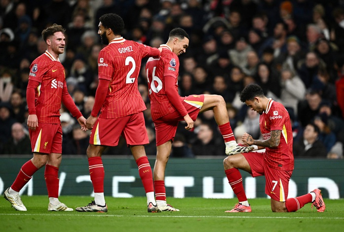 Mãn nhãn trận cầu 9 bàn, Liverpool "vùi dập" Tottenham vững ngôi đầu- Ảnh 2. Mãn nhãn trận cầu 9 bàn, Liverpool "vùi dập" Tottenham vững ngôi đầu- Ảnh 2.