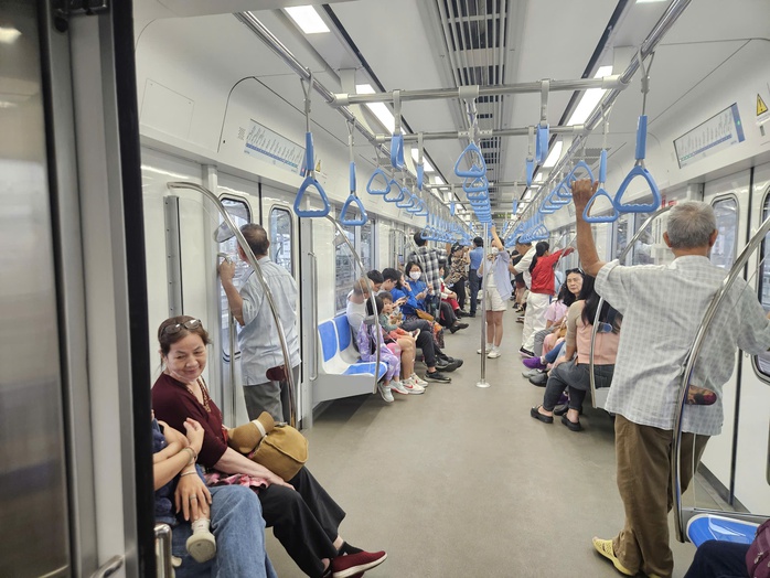Ngân hàng phát hành thẻ miễn phí cho khách đi tàu Metro số 1- Ảnh 1. Ngân hàng phát hành thẻ miễn phí cho khách đi tàu Metro số 1- Ảnh 1.