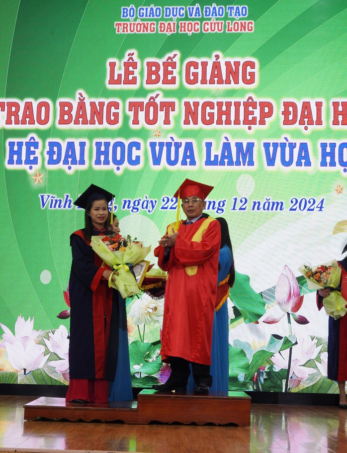 481 sinh viên hệ vừa làm vừa học nhận bằng tốt nghiệp- Ảnh 2. 481 sinh viên hệ vừa làm vừa học nhận bằng tốt nghiệp- Ảnh 2.