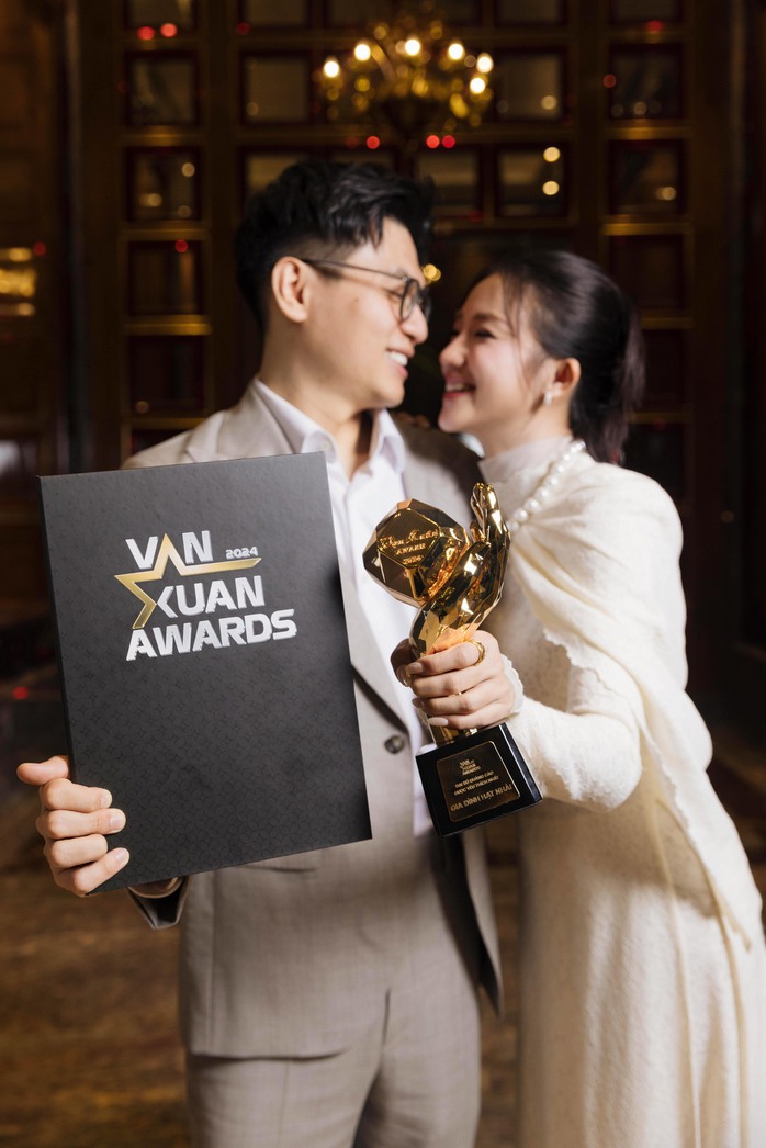 Gia đình "em bé quốc dân" Pam nhận giải "Đại sứ được yêu thích nhất" 2024
- Ảnh 2. Gia đình "em bé quốc dân" Pam nhận giải "Đại sứ được yêu thích nhất" 2024
- Ảnh 2.