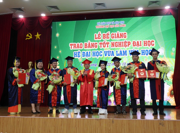 481 sinh viên hệ vừa làm vừa học nhận bằng tốt nghiệp- Ảnh 3. 481 sinh viên hệ vừa làm vừa học nhận bằng tốt nghiệp- Ảnh 3.