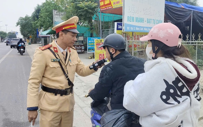 Phạt hơn 1 tỉ đồng tiền nồng độ cồn chỉ trong 5 ngày- Ảnh 1. Phạt hơn 1 tỉ đồng tiền nồng độ cồn chỉ trong 5 ngày- Ảnh 1.