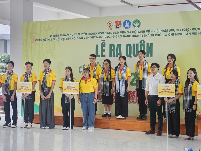Chiến sĩ "áo vàng" nhuộm xanh mùa Xuân tình nguyện 2025- Ảnh 3. Chiến sĩ "áo vàng" nhuộm xanh mùa Xuân tình nguyện 2025- Ảnh 3.